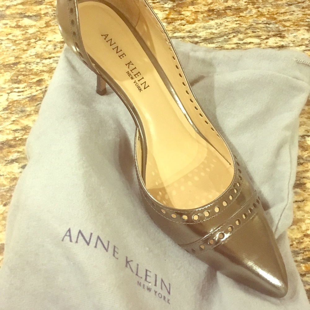 Anne Klein gold metallic pumps. Size 8.